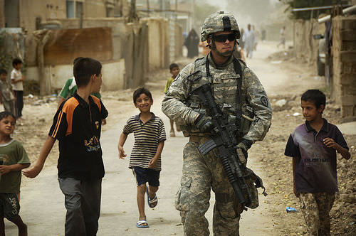 Soldado estadounidense con niños en Irak