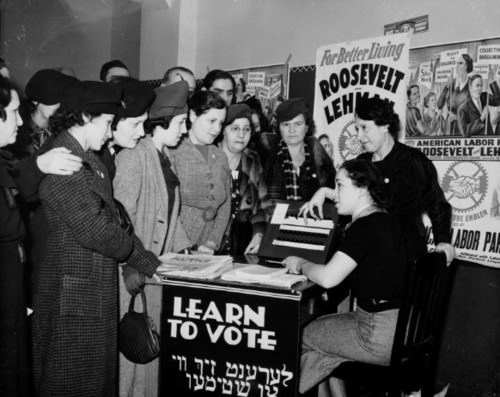 Las mujeres se enseñan unas a otras a votar en 1936