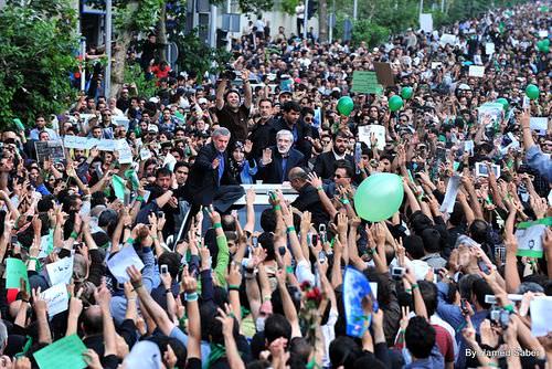 3553678-1529872987-03-14-800px-6th_Day_-_Mousavi_inside_the_Crowd.jpg