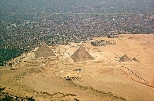 3553678-1528675831-28-12-512px-Giza-pyramids.jpg