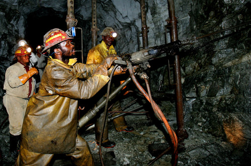 3553678-1528653601-19-71-South-africa-gold-miners.jpg
