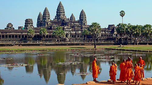 3553678-1529282990-62-96-512px-Buddhist_monks_in_front_of_the_Angkor_Wat.jpg